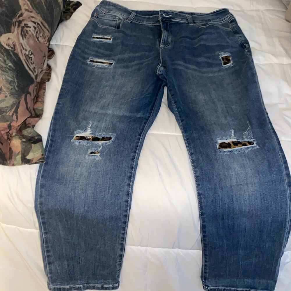 Beautiful boyfriend jeans with cheetah print inside ripped design